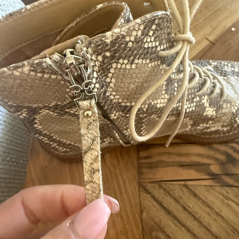 Sam Edelman’s Women's Taupe Snake-Print Lace-Up Ankle Boots size 8 - Picture 3 of 3